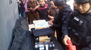 Kejari Makassar Eksekusi Barang Bukti Ribuan Bahan Peledak di Gowa