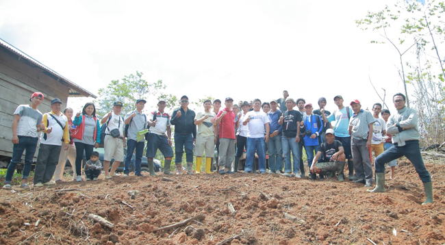 Wawali Lantik Petani di Pegunungan Poyowa Besar