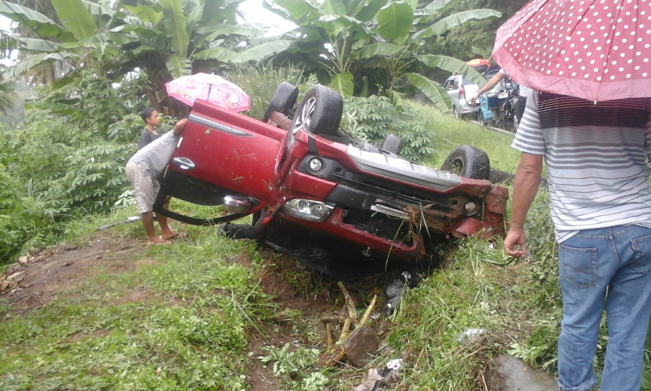 Toyota Rush Terbalik di Jalan Trans Sulawesi