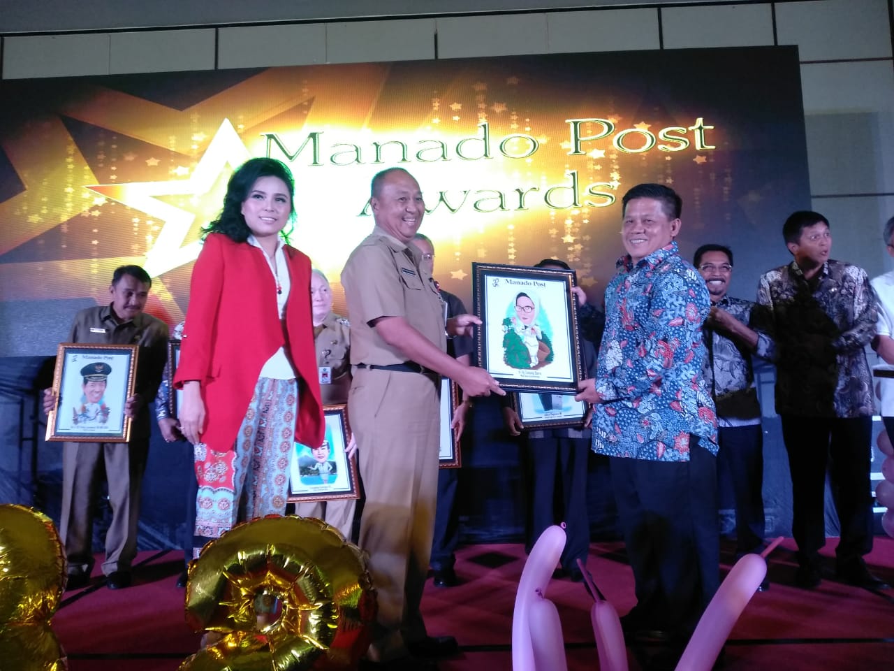 Tatong Bara Terima Penghargaan MP Awards