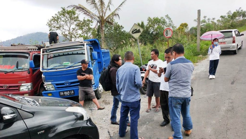 Diduga Illegal Truk Angkut Pasir Besi Dicegat Aparat Kecamatan dan Polsek Modayag