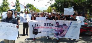 Demo Aliansi Jurnalis BMR Serukan Majelis Hakim Bebaskan Pemred KlikBmr