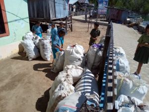 Warga di Pulau Lutungan Kumpulkan Sampah Plastik