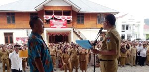 Dua Pejabat Boltim Pembina Utama Madya IV/d Terima SK Pensiun