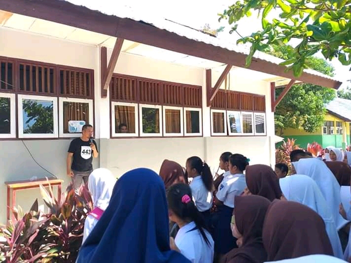 Kepala SMK Negeri 1 Kaidipang, Anshar Nusa, sedang memberikan pengarahan di hadapan calon siswa