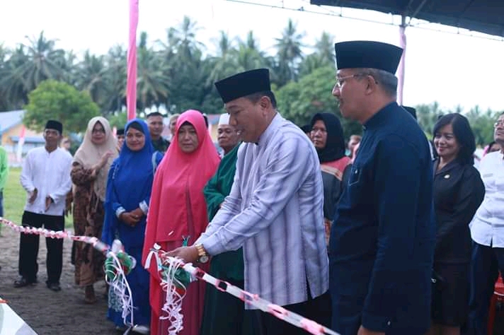 Bupati didampingi Sekda Bolmut saat pengguntingan