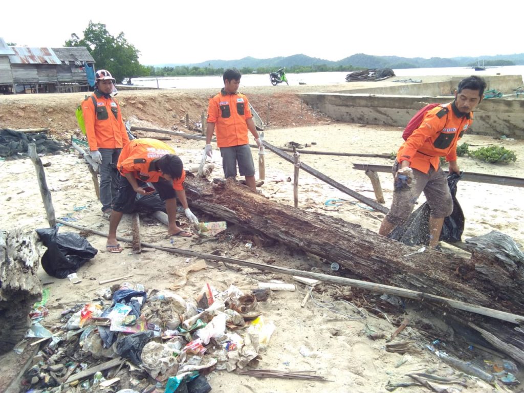 Muncul dari Keresahannya, Moh Amin Pelopori Bersih-Bersih Pantai