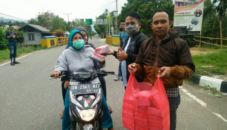Jurnalis Boltim Bagi Takjil Gratis