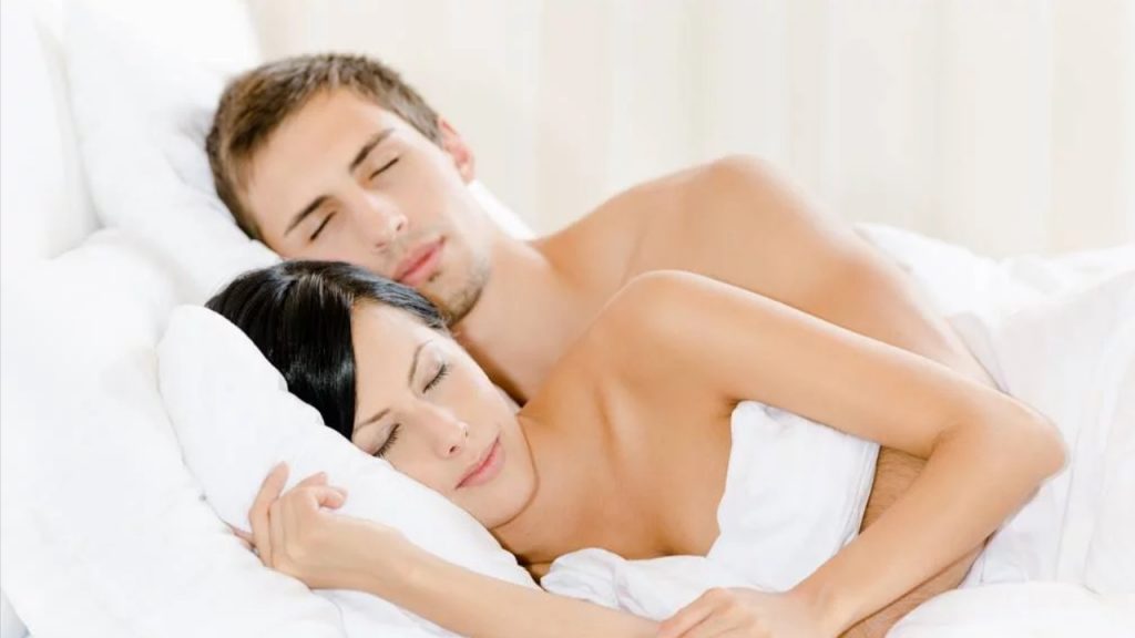 Suami Istri Tidur Telanjang tak Perlu Mandi Junub?