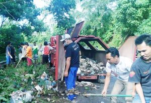 DLH Boltim Bersihkan Timbunan Sampah Liar