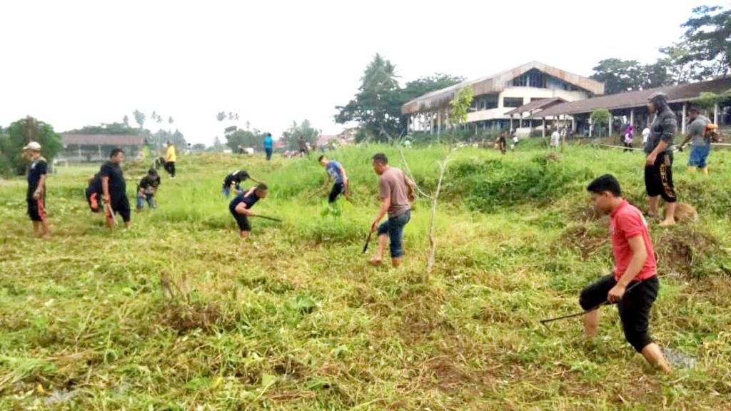 Bersihkan Stadion Gelora Ambang Pemkot Kotamobagu Kerahkan Ribuan ASN