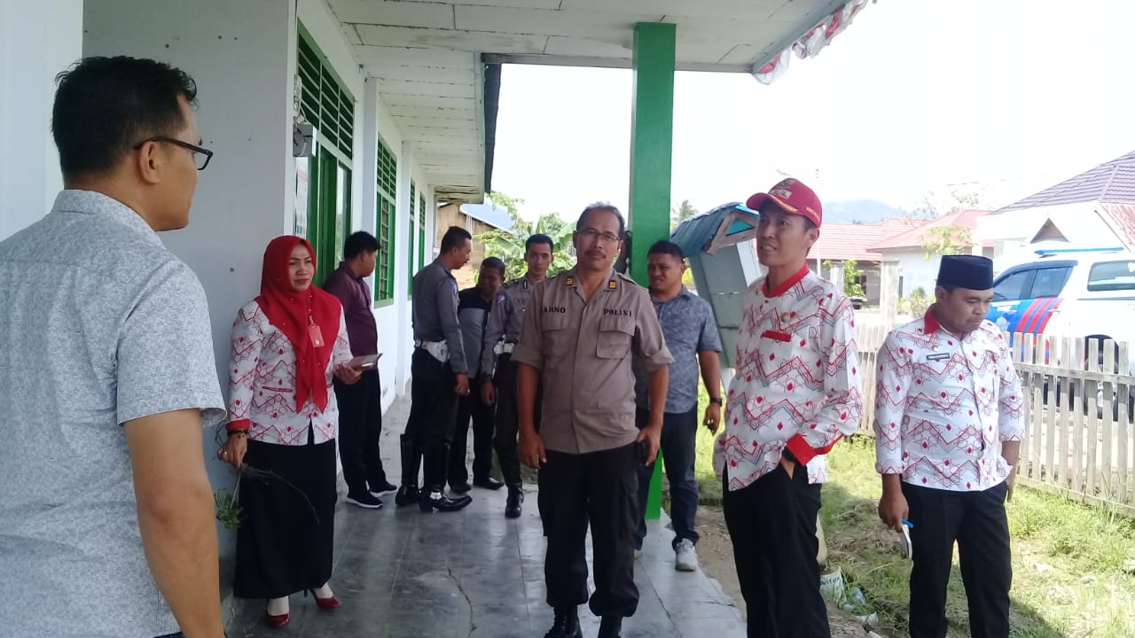 Bupati Iskandar Kamaru, saat meninjau lokasi sementara Polres Kabupaten Bolsel.
