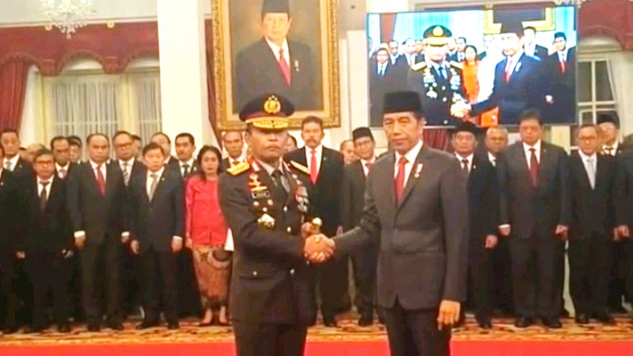 Presiden Jokowi memberikan ucapan selamat kepada Jenderal Pol. Idham Azis yang baru dilantiknya sebagai Kapolri, di Istana Negara, Jakarta, Jumat (1/11/2019) pagi. (Foto:/(Humas POLRI)