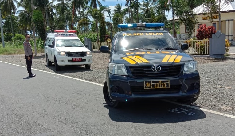 Nampak mobil patroli Kepolisian Sektor Lolak, mengawal Ambulance untuk ke Bolmut.