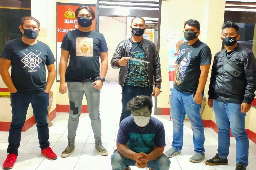 Tim URC Totosik Polres Tomohon, bersama barang bukti berupa Sajam serta Pelaku pake masker putih (Jongkok)