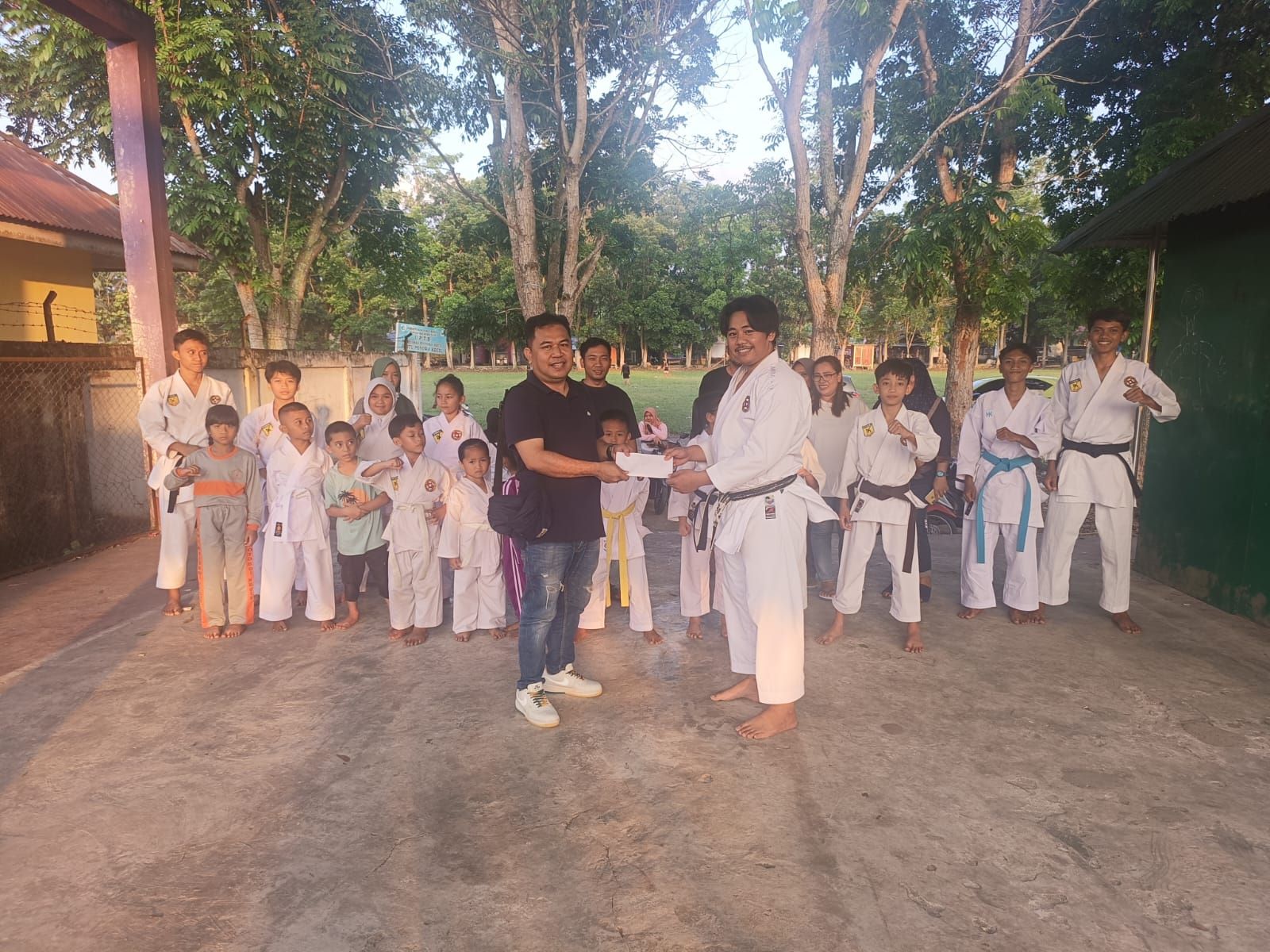 NK-STA Serahkan Bantuan Uang Pembinaan Karateka BKC