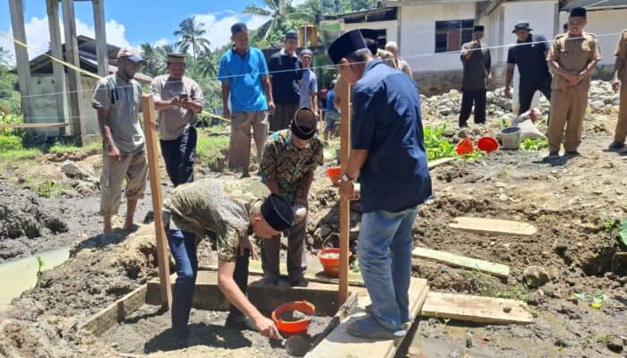 Anggota DPRD Bolmong Amri Modeong Meletakkan Batu Pertama Masjid At-Taqwa Matayangan